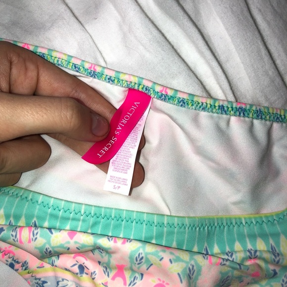 Victoria’s Secret Bikini - Picture 6 of 7